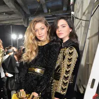 Dua sahabat model cantik Kendall Jenner dan Gigi Hadid mendapat kesempatan untuk tampil di ajang fashion show bergengsi Victoria’s Secret pada Desember 2015 mendatang. (AFP/Bintang.com)