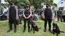 Personel Brimob berjaga saat memeriksa keamanan jelang malam Natal di Gereja Immanuel, Jakarta, Sabtu (24/12/2022). Pengamanan dilakukan di sejumlah gereja di berbagai wilayah guna menciptakan rasa aman dan khidmat bagi warga yang akan melangsungkan ibadah malam Natal. (ADEK BERRY/AFP)