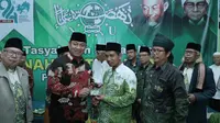 Wali Kota Semarang Hendrar Prihadi yang menerima Kartanu dari Nahdatul Ulama.