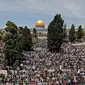 Muslim di Palestina terbiasa melakukan salat Jumat selama Ramadan tiap tahunnya di Masjid Al-Aqsa. Gambar diambil pada 10 Mei 2019 (AFP Photo)