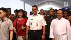 Gubernur DKI Jakarta Anies Baswedan tiba di Gereja Katedral, Jakarta, Senin (24/12). Kunjungan Gubernur DKI Jakarta itu untuk meninjau persiapan dan kelancaran misa malam Natal. (Liputan6.com/Herman Zakharia)