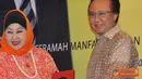 Citizen6, Jakarta: MKP Sharif C Sutardjo menerima cinderamata dari Ketua Kowani Dewi Motik usai meresmikan Safari Gemarikan di Kantor KKP, Jakarta, Selasa (1/5). (Pengirim: Efrimal Bahri)