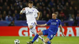 Pemain Leicester City, Jamie Vardy berebut bola dengan pemain FC Kopenhagen, Andrija Pavlovic  pada laga Liga Champions grup G di King Power Stadium, Leicester, Rabu (19/10/2016) dini hari WIB. (Reuters/Phil Noble)