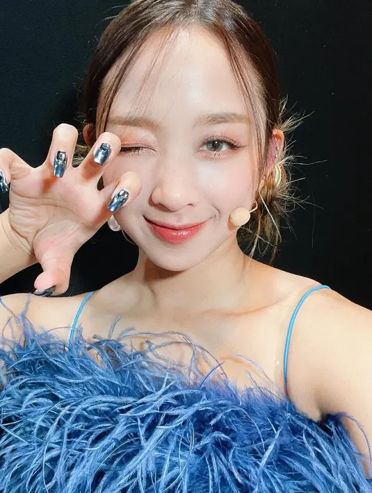 Masih dalam tampilan makeup panggung yang cantik tanpa kesan berlebihan, Dita Karang berhasil menonjolkan fitur-fitur terbaik wajahnya, seperti mata dan bibir. Ia terlihat mengenakan top penuh bulu dengan tali spageti berwarna biru. Foto: Instagram.