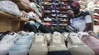Pedagang sepatu menunggu pembeli di Taman Puring, Jakarta,Rabu (21/10/2020). Menurut pedagang penjualan sepatu di lokasi tersebut menurun hingga sebesar 60% akibat sepinya pengunjung di masa pandemi. (Liputan6.com/Angga Yuniar)