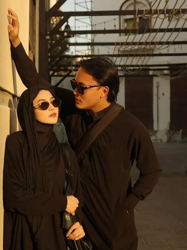 Gaya Kerudung Meleyot ala Mahalini saat Umrah. [@rizkyfbian]