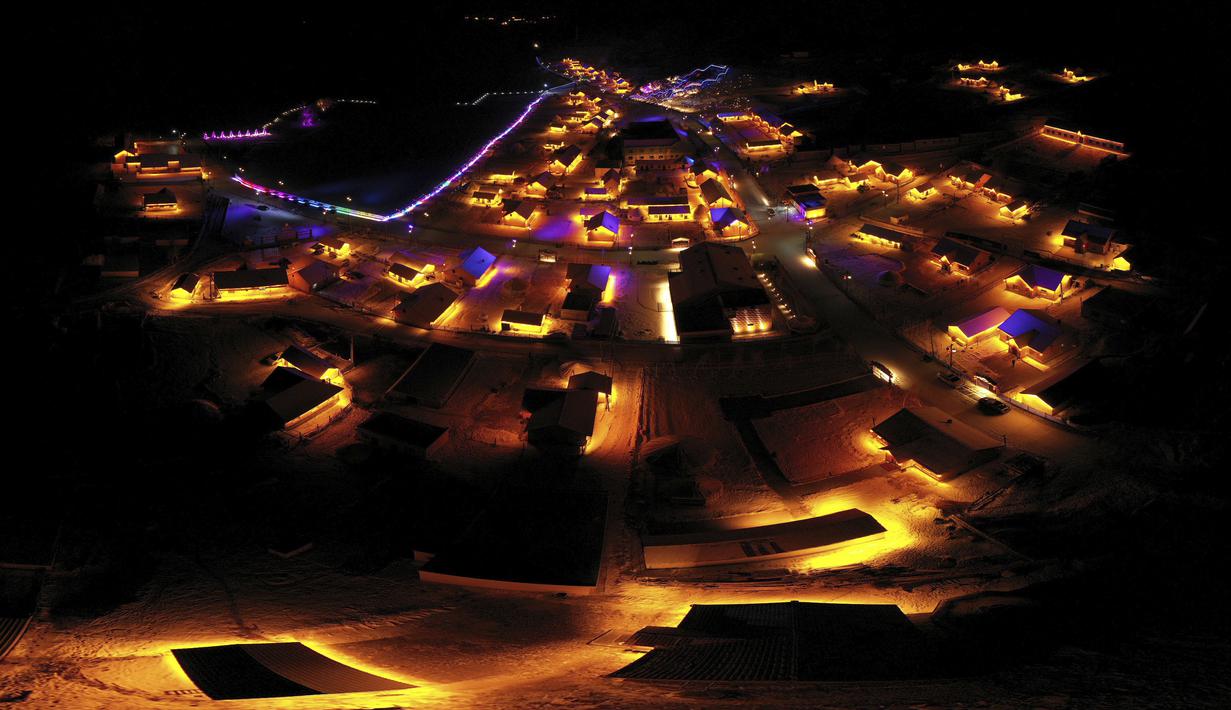 Pemandangan musim dingin di Desa Talat di Koktokay, wilayah Fuyun, Daerah Otonom Uighur Xinjiang, China pada 25 Desember 2020. Berlokasi di dekat hulu Sungai Ertix, Desa Talat dijuluki sebagai "desa pertama di sepanjang Sungai Ertix". (Xinhua/Sadat)