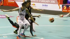 Pemain Hangtuah, Richardo Uneputty terjatuh saat berebut bola dengan pemain Garuda Bandung, Falconi pada lanjutan IBL Reguler Season 2015-2016 di Hall A Senayan, Jakarta, Selasa (12/1/2016). Garuda Bandung menang 67-62. (Bola.com/Nicklas Hanoatubun)