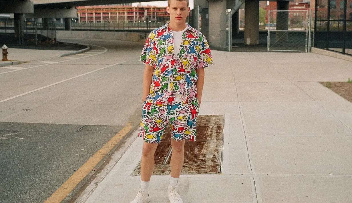 Inspirasi street syle simpel satu ini bisa kamu tiru. Gunakan one set shirt dan pants motif yang dipadukan dengan white t-shirt dan sneaker warna selaras. (FOTO: doc. HnM).