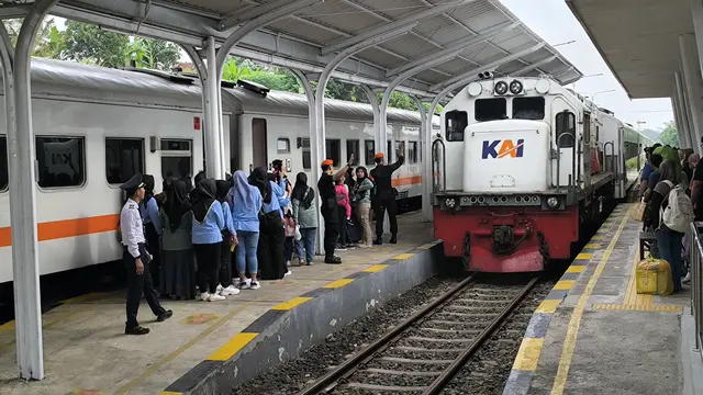 Antrean penumpang yang hendak naik ke dalam Kereta Api di wilayah Daop 9 Jember (Istimewa)