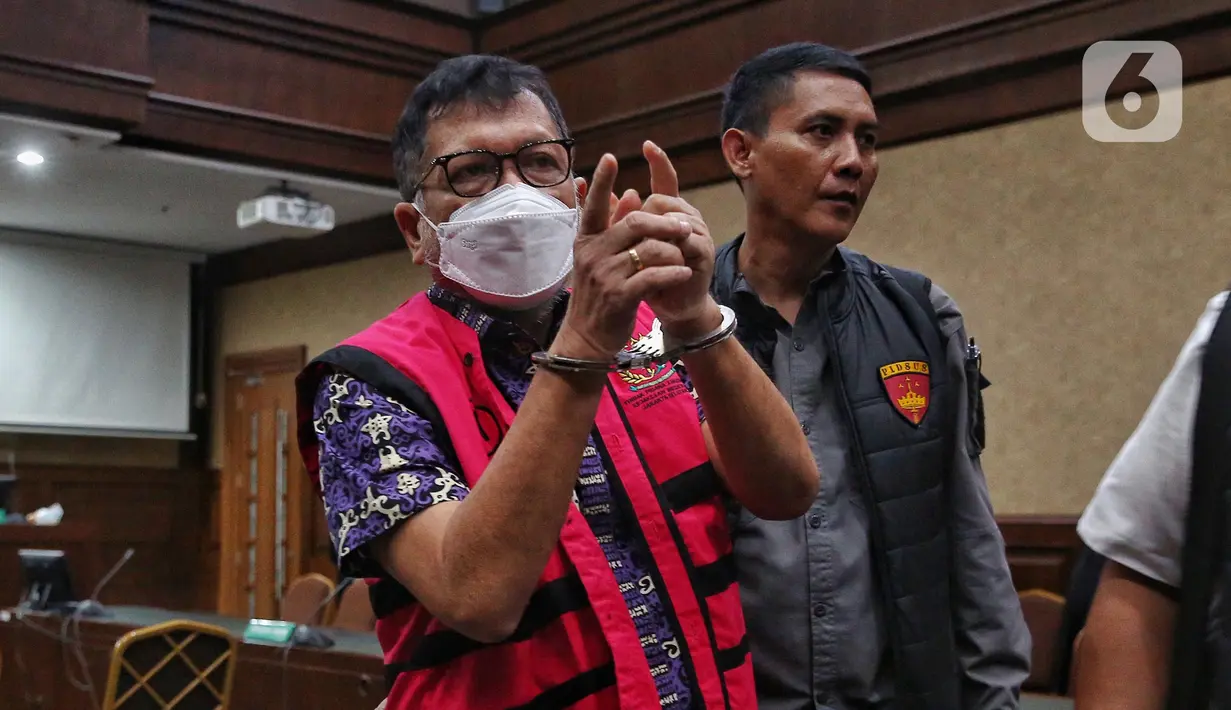Terdakwa suap kepada hakim pemberi vonis bebas Gregorius Ronald Tannur, Zarof Ricar (kiri) bersiap meninggalkan ruang sidang usai mengikuti pembacaan dakwaan di Pengadilan Tindak Pidana Korupsi (Tipikor) Jakarta, Senin (10/2/2025). (Liputan6.com/Angga Yuniar)