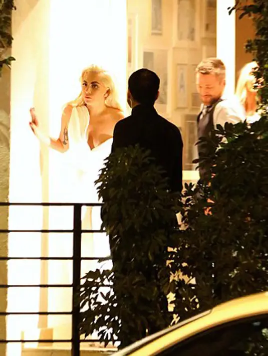 “Dia (Gaga) tengah merasakan jatuh cinta dan sangat ingin segera melangsungkan pernikahan. Dia tidak ingin sendiri lama-lama dan ingin cepat nikah,” tambah sumber. (doc.dailymail.com)