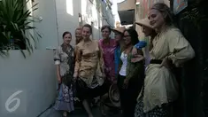 Sejumlah wisatawan asing berfoto di sela gang sempit saat festival Prawirotaman,Yogyakarta, (4/6).Festival di selenggarakan untuk menarik minat kunjungan wisatawan domestik maupun mancanegara.(Boy Harjanto)