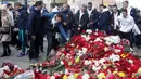 Sejumlah orang meletakkan bunga di dekat stasiun kereta bawah tanah St. Petersburg sebagai bentuk belasungkawa, Rusia, Selasa (5/4). Dikabarkan 10 orang meninggal dalam tragedi tersebut. (AP Photo)