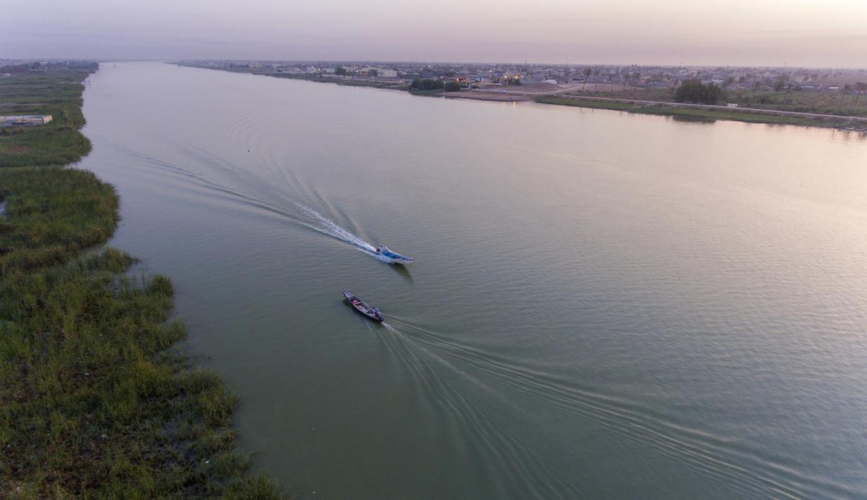 Foto udara ini memperlihatkan para nelayan di perairan Shatt al-Arab di Basra, Irak, Selasa (7/6/2022). Shatt al-Arab, atau Arvand Rūd adalah sungai yang terletak di Asia Barat Daya. Sungai ini memiliki panjang sekitar 200 km. (AP Photo/Nabil al-Jurani)