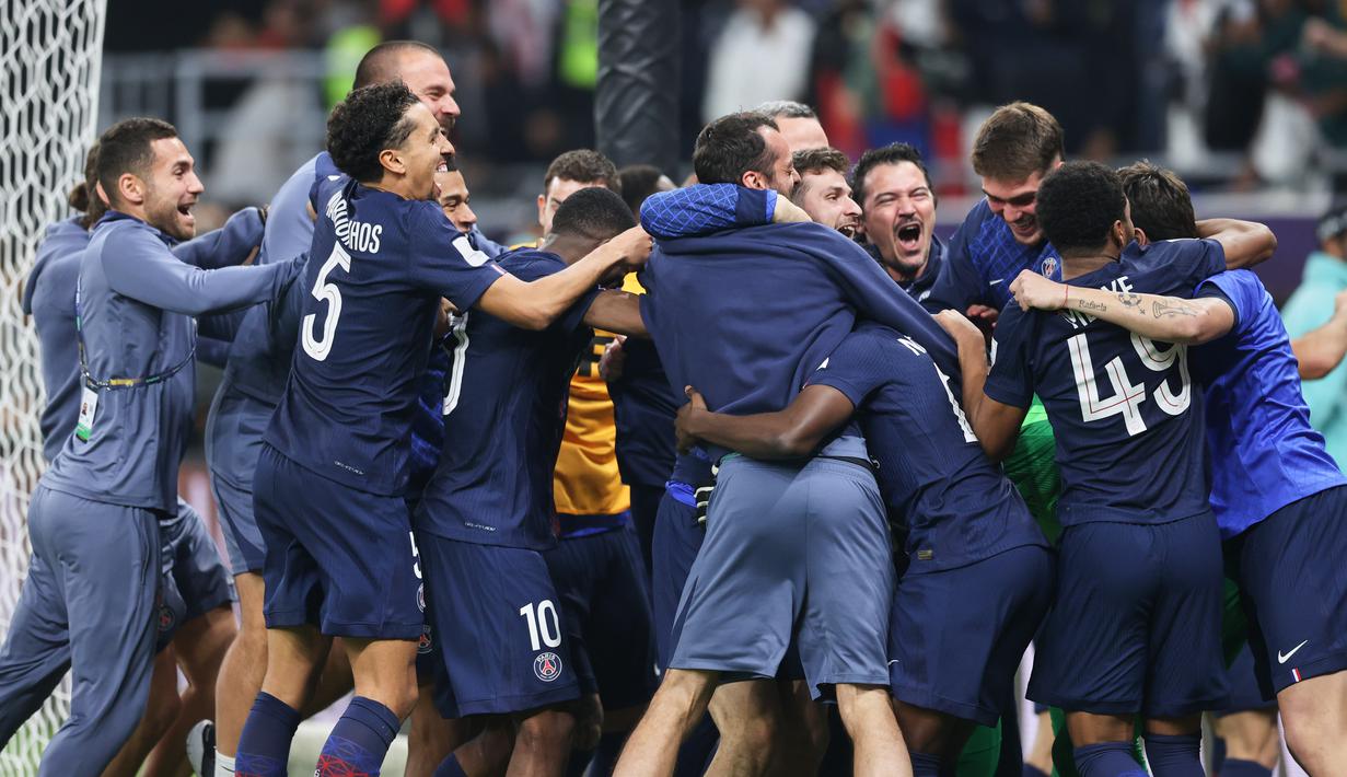 Para pemain PSG melakukan selebrasi setelah memastikan diri menjadi juara Piala Intercontinental 2025 di Ahmad bin Ali Stadium, Al-Rayyan, Qatar pada Kamis (18/12/2025) dini hari WIB. (AP Photo/Hussein Sayed)