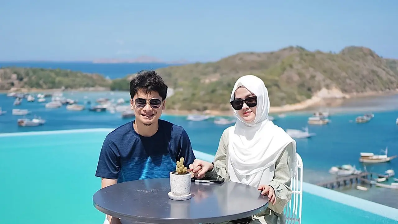 6 Potret Honeymoon Alvin Faiz dan Henny Rahman di Labuan Bajo, Makin Romantis