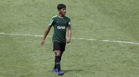 Pemain Timnas Indonesia U-22, Firza Andika, mengamati instruksi saat latihan di Stadion Madya, Jakarta, Kamis (17/1). Latihan ini merupakan persiapan jelang Piala AFF U-22. (Bola.com/Yoppy Renato)