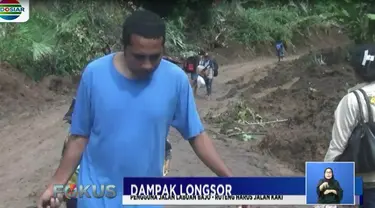 Mereka setidaknya harus berjalan sekira 2 hingga 3 jam. Banyak diantaranya terlihat berjalan sambil menenteng barang bawaan.