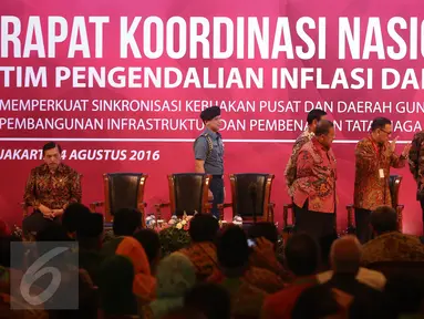 Presiden Jokowi memukul gong sebagai tanda dibukanya Rapat Koordinasi Nasional (Rakornas) ke-7 Tim Pengendalian Inflasi Daerah (TPID) Tahun 2016 di Jakarta, Kamis (4/8). Kegiatan ini diikuti seluruh pejabat pemerintah daerah. (Liputan6.com/Faizal Fanani)
