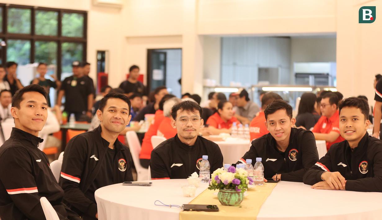 <p>Lima atlet bulu tangkis Indonesia (dari kiri) Jonatan Christie, Fajar Alfian, Rinov Rivaldy, Muhammad Rian Ardianto dan Anthony Sinisuka Ginting saat acara doa bersama untuk kesuksesan skuad bulu tangkis Indonesia menuju Olimpiade Paris 2024 di Pelatnas PBSI Cipayung, Jakarta, Kamis (11/7/2024). (Bola.com/Abdul Aziz)</p>