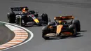 Pembalap McLaren, Lando Norris (kanan) beradu cepat dengan pembalap Red Bull, Max Verstappen saat Formula 1 GP Belanda yang berlangsung di Sirkuit Zandvoort, Belanda, Minggu (26/08/2024) malam WIB. (AFP/Simon Wohlfahrt)