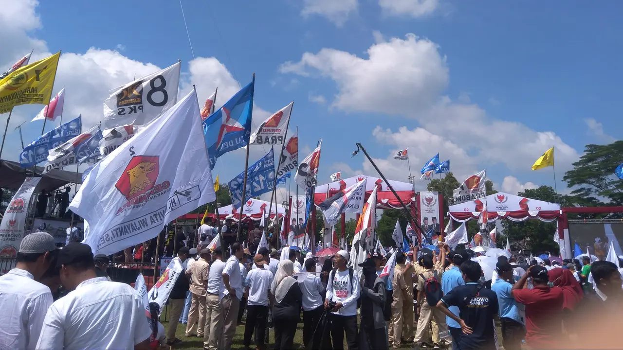 Pendukung pasangan capres dan cawapres nomor urut 02 Prabowo-Sandi mulai memenuhi Stadion Sriwedari, Solo, Jawa Tengah.