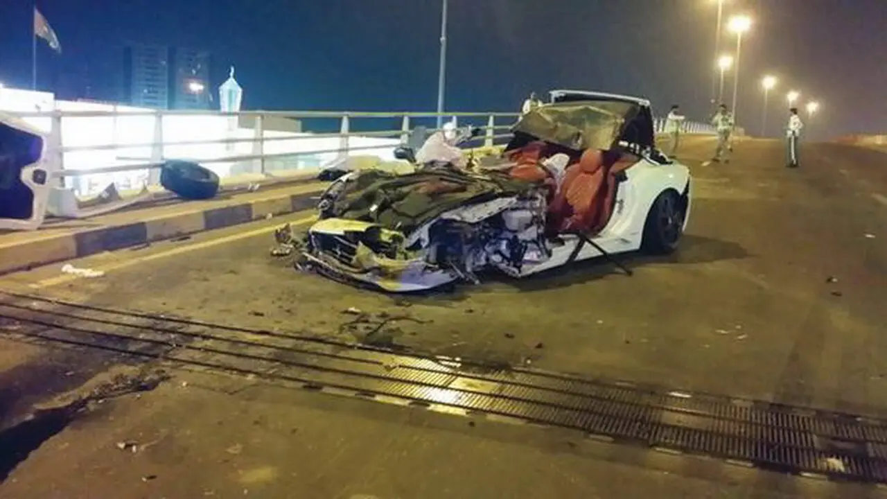 Tragis, Ferrari Ini Nyangkut di Kolong Bus