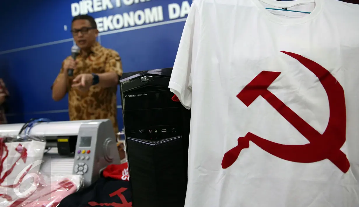 Barang bukti saat rilis penangkapan tersangka penjual kaus berlogo palu arit secara online di Bareskrim Polri, Jakarta, Jumat (30/12). Diketahui, HS sudah memproduksi kaus tersebut sejak tahun 2003 lalu seharga Rp 115 ribu. (Liputan6.com/Johan Tallo)
