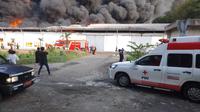 Kebakaran melanda gudang penyimpanan barang barang yang dijual online di Tangerang. (Liputan6.com/Pramita Tristiawati)
