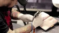 buku kulit sintetis ini menjadi wadah latihan seniman tato 