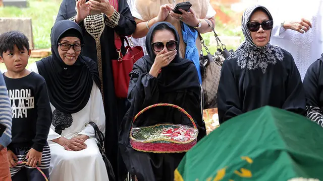 [Bintang] Pemakaman Ayah Kiki Amalia