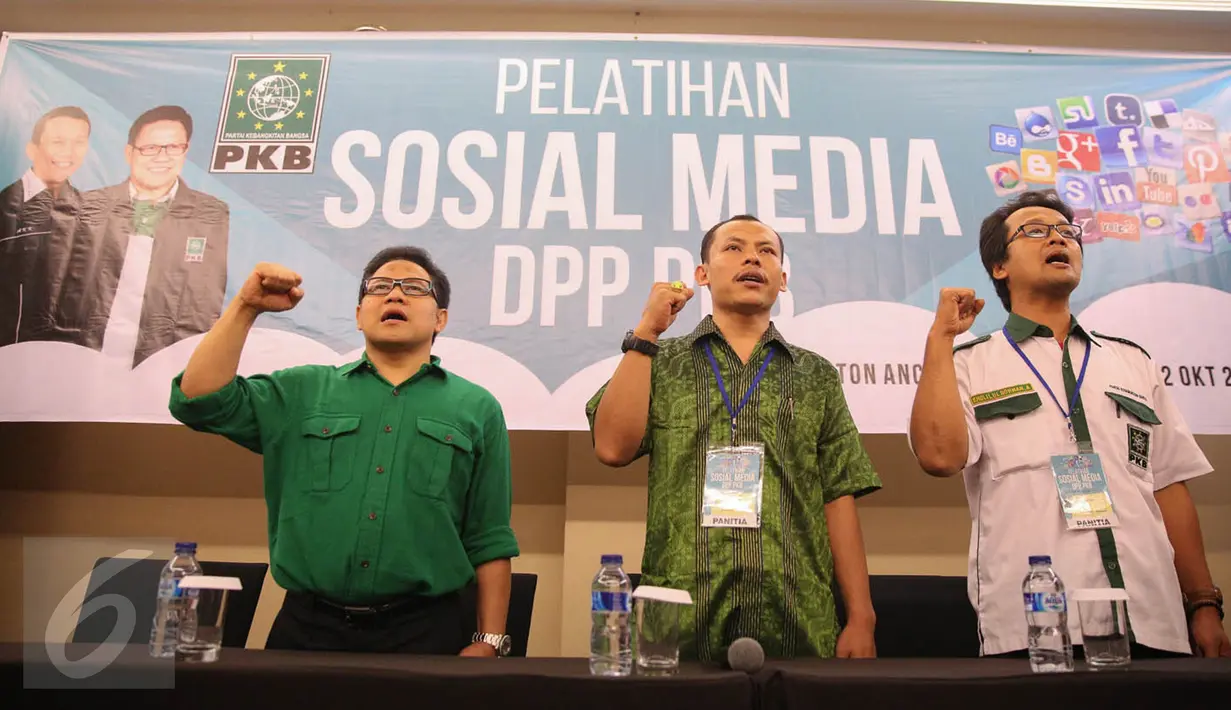 Ketua Umum PKB, Muhaimin Iskandar (kiri) jelang penutupan pelatihan sosial media kader PKB se-Indonesia di Ancol, Jakarta, Jumat (2/10/2015). Pelatihan ini diikuti 32 perwakilan dari Dewan Pengurus Wilayah (DPW) PKB. (Liputan6.com/Faizal Fanani)