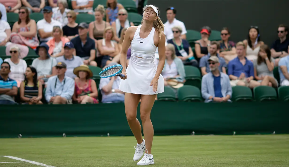 Petenis Rusia Maria Sharapova gagal memasukan bola saat melawan petenis Prancis, Pauline Parmentier dalam pertandingan tunggal putri di hari kedua Wimbledon Tennis Championships di London, Inggris (2/7/2019). Sharapova takluk atas Parmentier 6-4, (4) 6-7, 0-5. (AP Photo/Tim Irlandia)