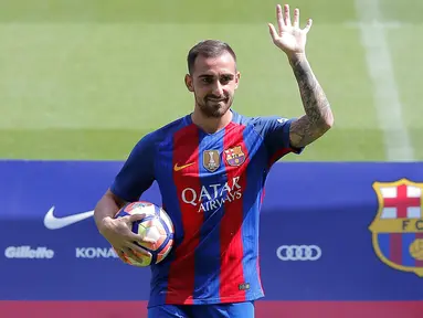 Striker baru Barcelona, Paco Alcacer, diperkenalkan kepada suporter di Stadion Nou Camp, Barcelona, Spanyol, Kamis (8/9/2016). Bomber asal Spanyol ini diproyeksikan untuk menjadi pelapis bagi Trio MSN. (Reuters/Stringer)