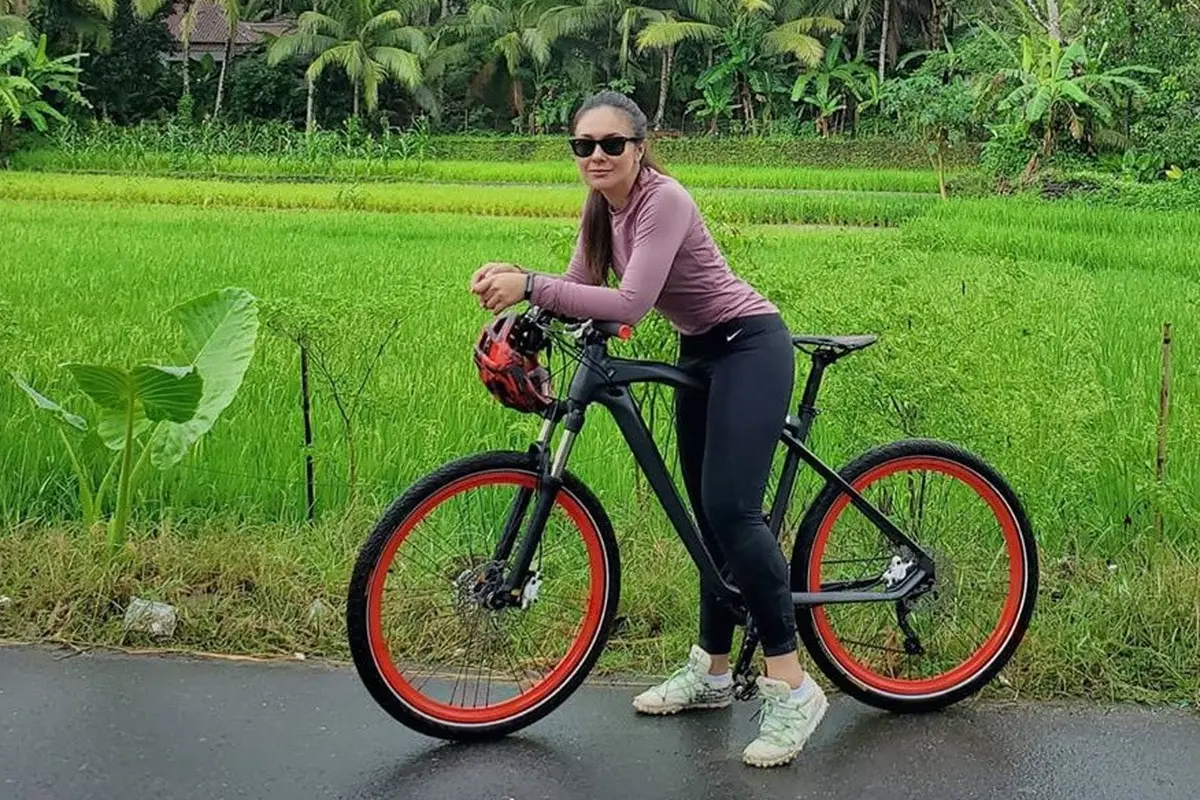 6 Gaya Wulan Guritno Saat Olahraga Bersepeda, Sporty dan Stylish