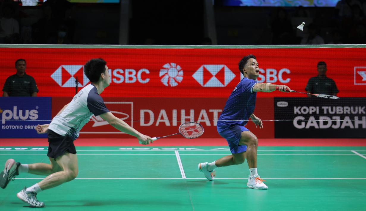 Kepastian ini didapat Anthony Sinisuka Ginting usai unggul dua set langsung atas wakil Thailand, Kantaphon Wancharoen. Tampak dalam foto, pebulu tangkis tunggal putra Indonesia, Anthony Sinisuka Ginting mengembalikan kok saat melawan Kantaphon Wancharoen (Thailand) pada babak kualifikasi Indonesia Masters 2026 di Istora Gelora Bung Karno, Senayan, Jakarta, Selasa (20/1/2026). (Bola.com/Bagaskara Lazuardi)