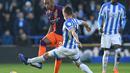 Gelandang Man City, Fernandinho saat dihadang pemain Huddersfield  pada laga lanjutan Premier League yang berlangsung di stadion John Smith, Huddersfield, Minggu (20/1). Manchester City menang 3-0 atas Huddersfield. (AFP/Paul Ellis)