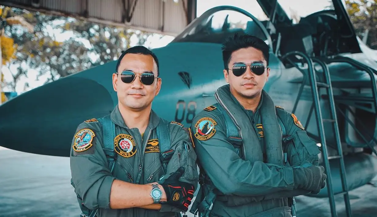 Perankan karakter pilot, Deva pun membelah langit nusantara dengan ditemani pilot pesawat tempur bernama Dharma Gultom. Saat keduanya berpose nampak seperti rekan yang kompak dalam menjalankan misi. (Liputan6.com/IG/@devamahenra)
