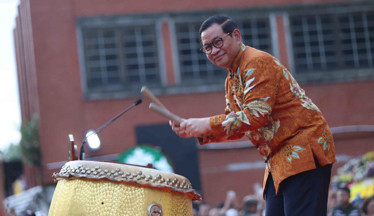 Sejumlah atraksi budaya dijadwalkan meramaikan acara tersebut, mulai dari pertunjukan barongsai dan liong, kesenian tanjidor, ondel-ondel, hingga permainan tradisional egrang. Tampak dalam foto, Gubernur DKI Jakarta, Pramono Anung saat membuka puncak perayaan Cap Go Meh di kawasan Pancoran Chinatown Point Mall, Jakarta, Selasa 3 Maret 2026. (Kapanlagi.com/Budy Santoso)