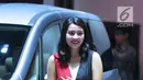 Sales Promotion Girl tersenyum menyambut pengunjung Indonesia International Motor Show 2018 di JIExpo, Jakarta, Kamis (19/4). IIMS 2018 diselenggarakan hingga 29 April mendatang. (Liputan6.com/Helmi Fithriansyah)
