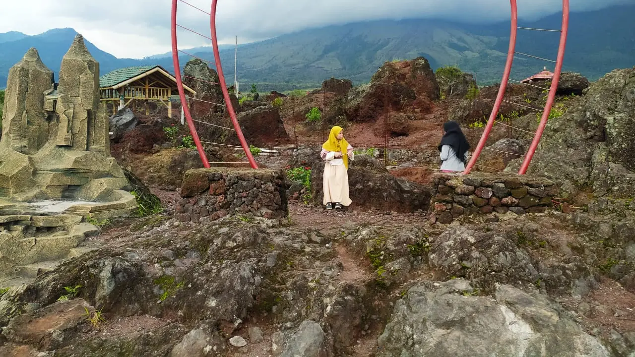 Bekas galian C di kaki Gunung Guntur, Garut, Jawa Barat, nampak terlihat indah setelah dipoles menjadi kawasan geowisata bagi pengunjung.