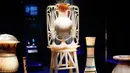 Vas salap kalsit ditampilkan dalam pameran tentang harta karun Firaun Tutankhamun di Grande Halle of La Villette, Paris, Prancis, Kamis (21/3). (AP Photo/Francois Mori)