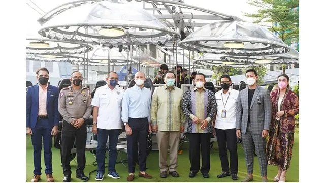 6 Potret Tommy Soeharto Coba Restoran Melayang yang Viral Bareng Sang Putra