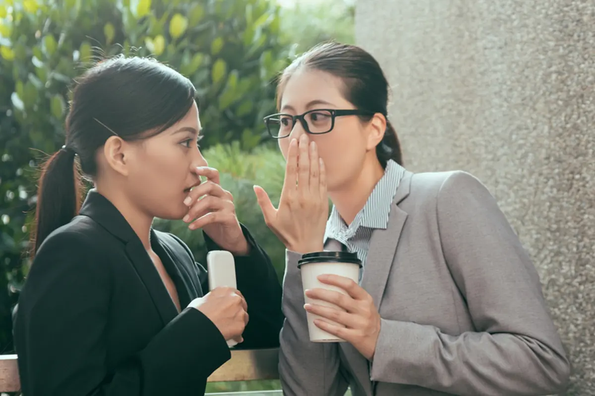 perempuan dan bergosip