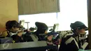 Petembak Indonesia, Maharani Ardi (tengah) saat berlaga di Final 50m RIFLE 3 positions women di Kejuaraan Menembak se-Asia Tenggara di Jakarta, Senin (23/11/2015). Maharani menempati posisi enam dengan 383.3 poin. (Liputan6.com/Helmi Fithriansyah)