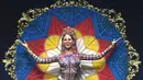 Miss Filipina, Catriona Grey menampilkan kostum nasionalnya saat National Costume Show Miss Universe 2018 di Chonburi, Thailand, Senin (10/12). 94 wanita cantik se-dunia berlomba menjadi yang terbaik di ajang Miss Universe 2018. (Lillian SUWANRUMPHA/AFP)