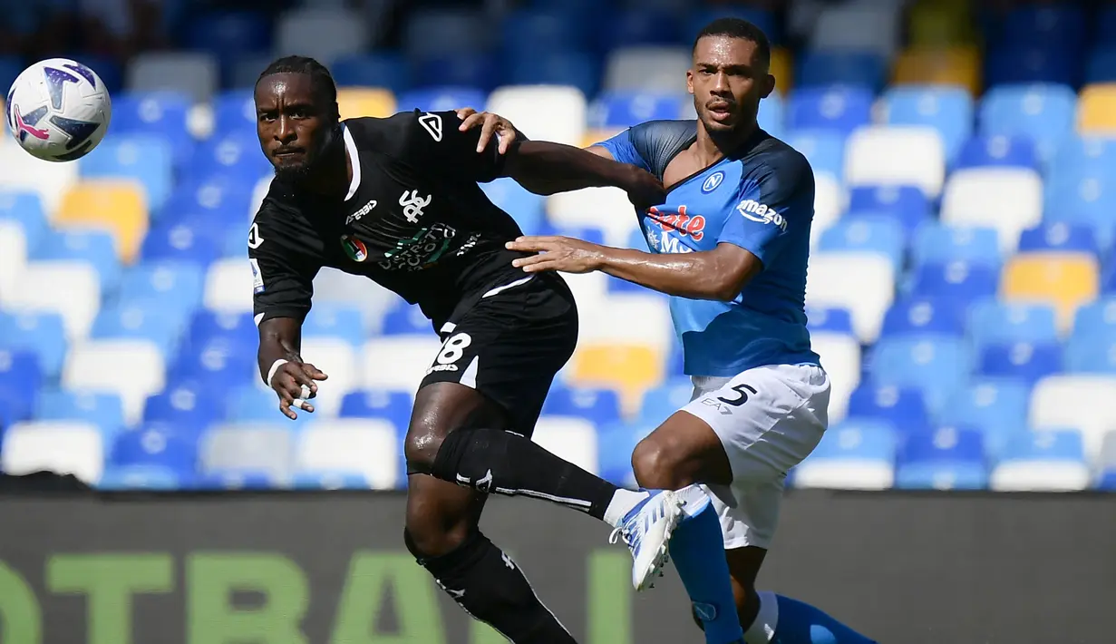 Striker Spezia, M'Bala Nzola (kiri) melepaskan tendangan di bawah tekanan bek Napoli, Juan Jesus pada laga Liga Italia 2022/2023 di Diego Armando Maradona Stadium, Naples (10/9/2022). M'Bala Nzola hingga kini telah mencetak 13 gol dan 2 assist dari 26 laga. (AFP/Filippo Monteforte)