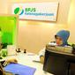 Petugas melayani warga pengguna BPJS di di Kantor Cabang BPJS Ketenagakerjaan Salemba, Jakarta, Rabu (04/5). BPJS menargetkan 22 juta tenaga kerja dalam kepesertaan BPJS Ketenagakerjaan.(Liputan6.com/Fery Pradolo)