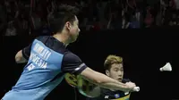 Pasangan Indonesia, Kevin Sanjaya/Marcus Gideon, saat melawan Mohammad Ahsan/Hendra Setiawan, pada laga Indonesia Masters 2019 di Istora, Jakarta, Minggu (27/1). Kevin/Marcus menang 21-17, 21-11. (Bola.com/M Iqbal Ichsan)